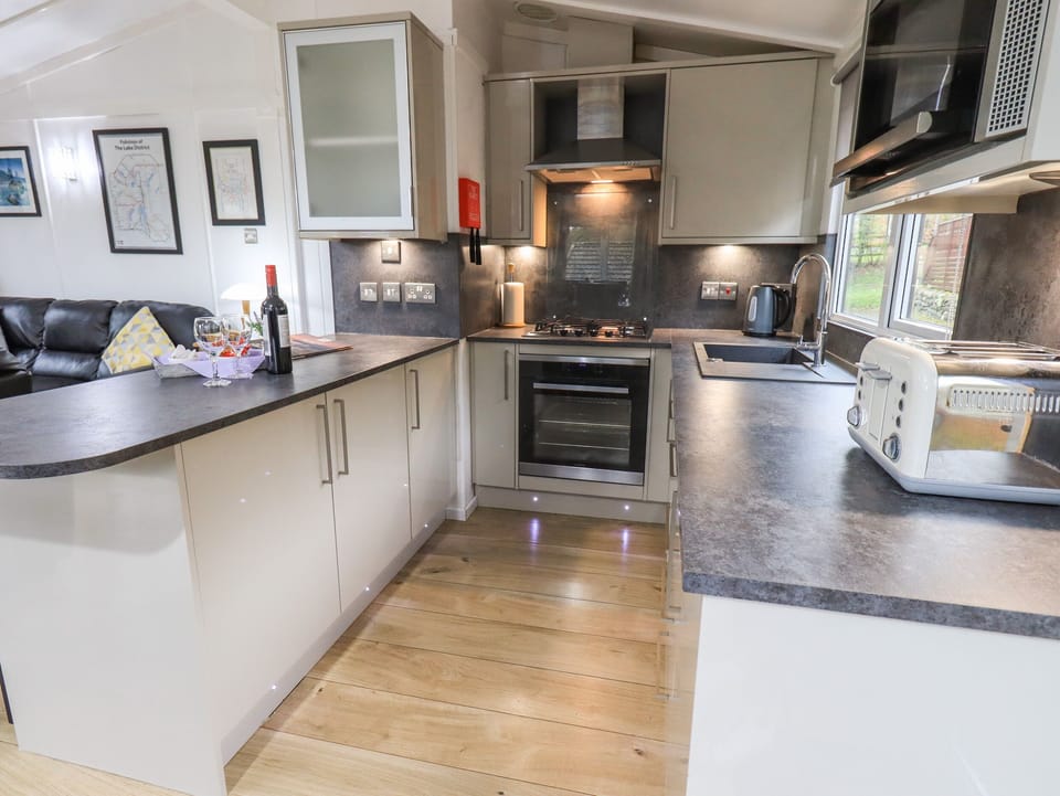 Cottage | Private kitchen | Fridge, dishwasher, electric kettle, cookware/dishes/utensils