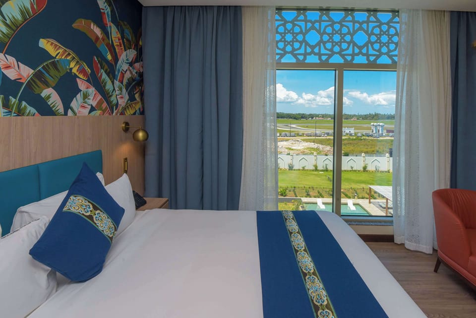 Deluxe Studio, 1 King Bed | Down comforters, minibar, in-room safe, individually decorated