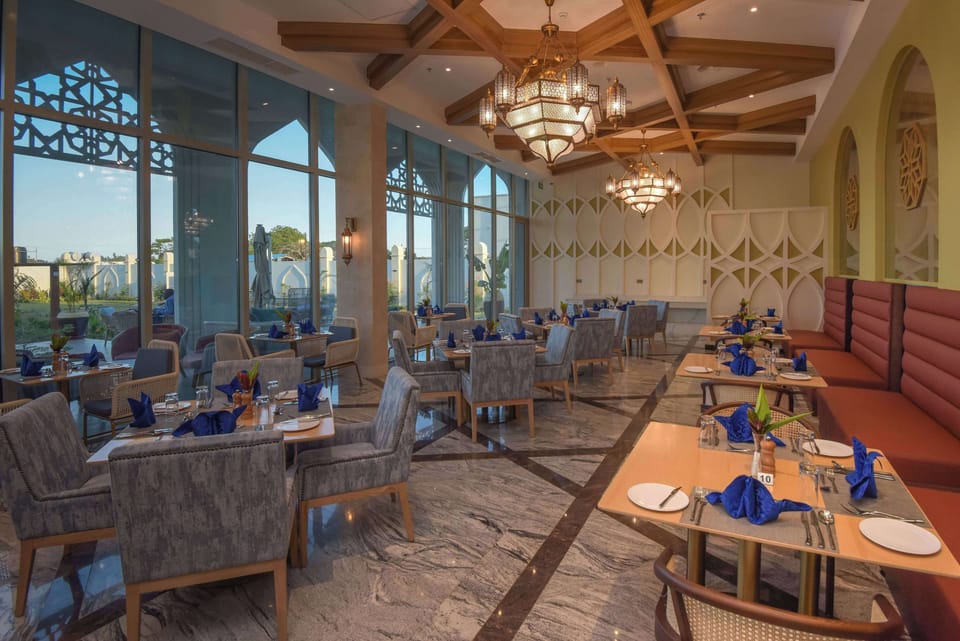 2 restaurants; breakfast, lunch, and dinner served