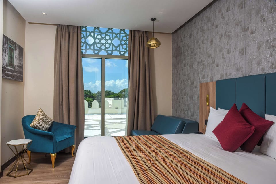 Deluxe Room, 1 King Bed (Runway View) | Down comforters, minibar, in-room safe, individually decorated