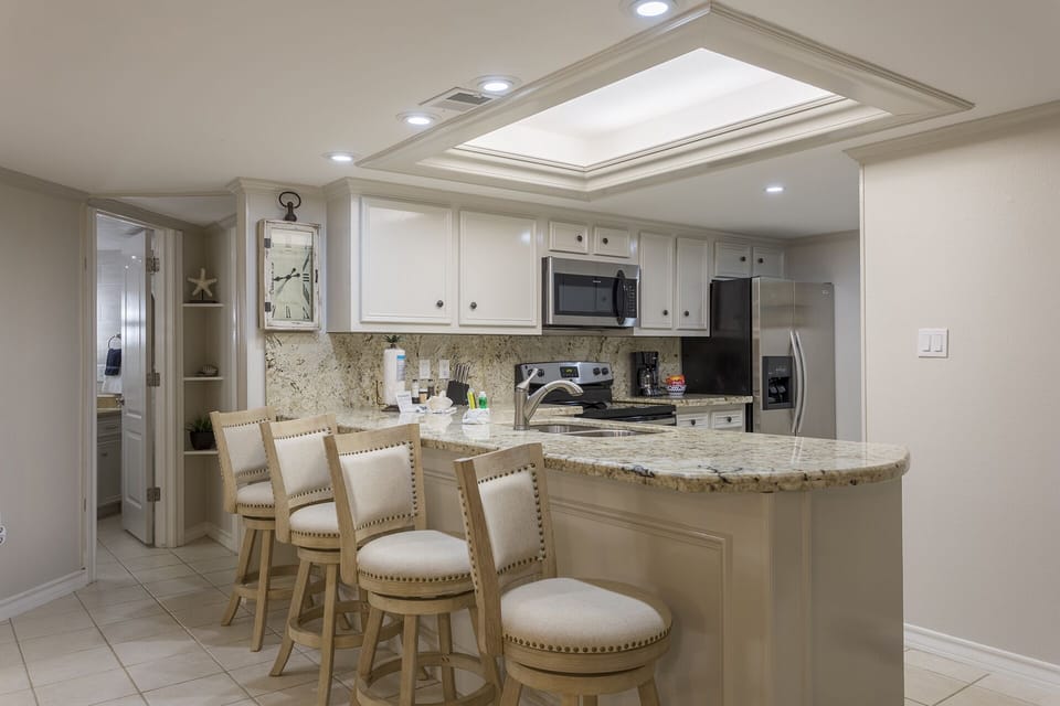 In addition to having seating for 6, we have extra seating for 4 at the breakfast bar.