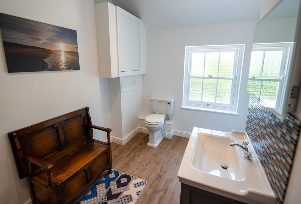 Southgate Coach House, Dorchester: The spacious shower room
