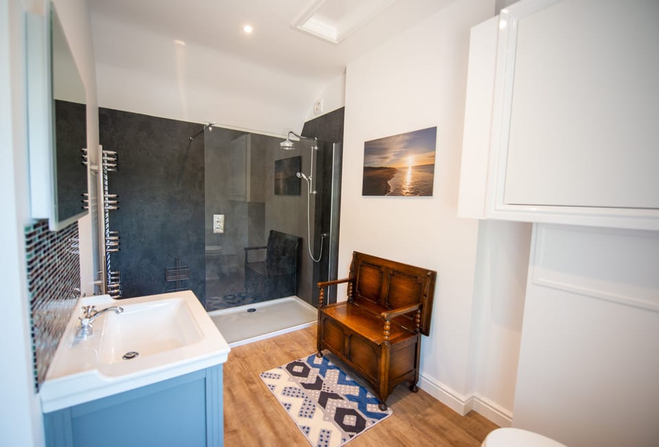 Southgate Coach House, Dorchester: Walk-in shower enclosure