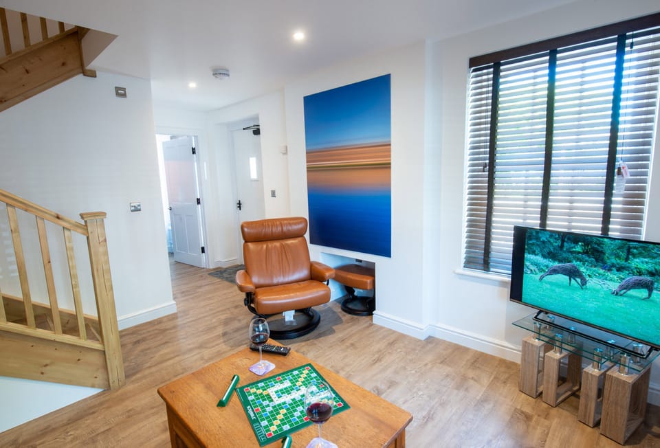 Southgate Coach House, Dorchester: Sitting room with television