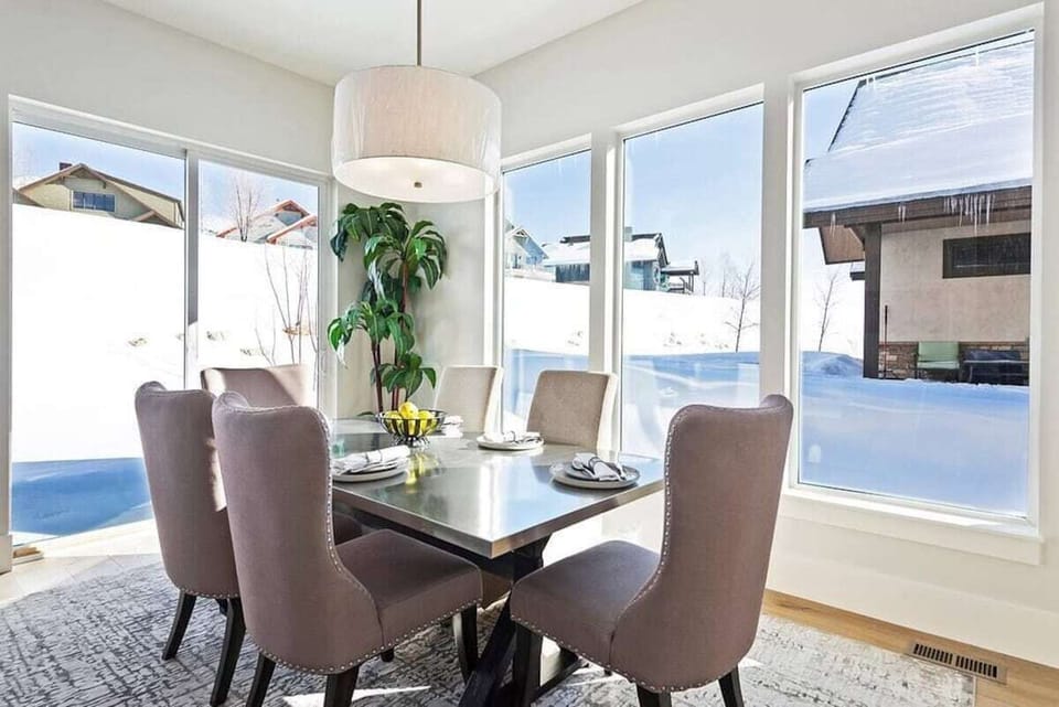 Enjoy meals with family and friends at the dining table with seating for six!