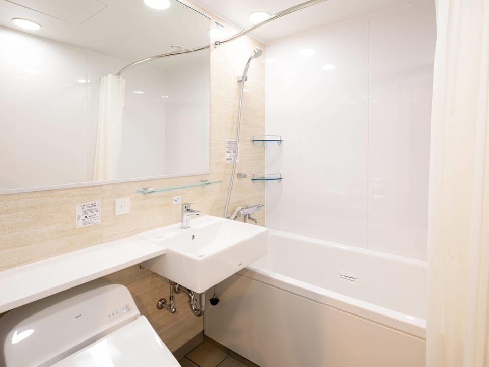 Combined shower/tub, free toiletries, hair dryer, slippers