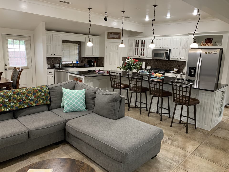 Hot Tub & Private Lake Modern Country Oasis in Heart of City House in Garland