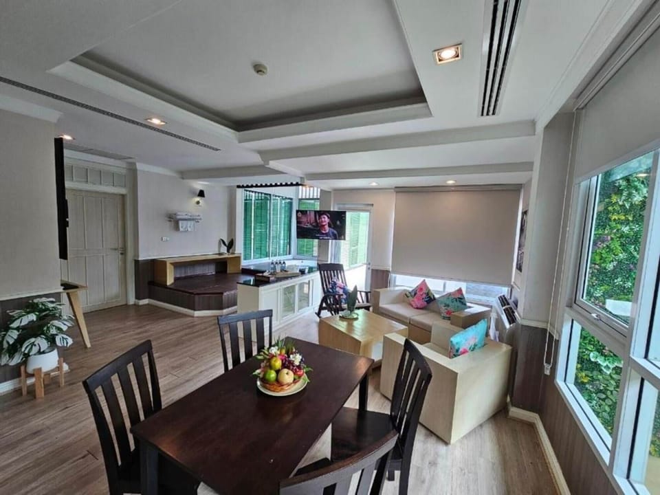 Presidential Suite | Living room | 43-inch LCD TV with digital channels, TV