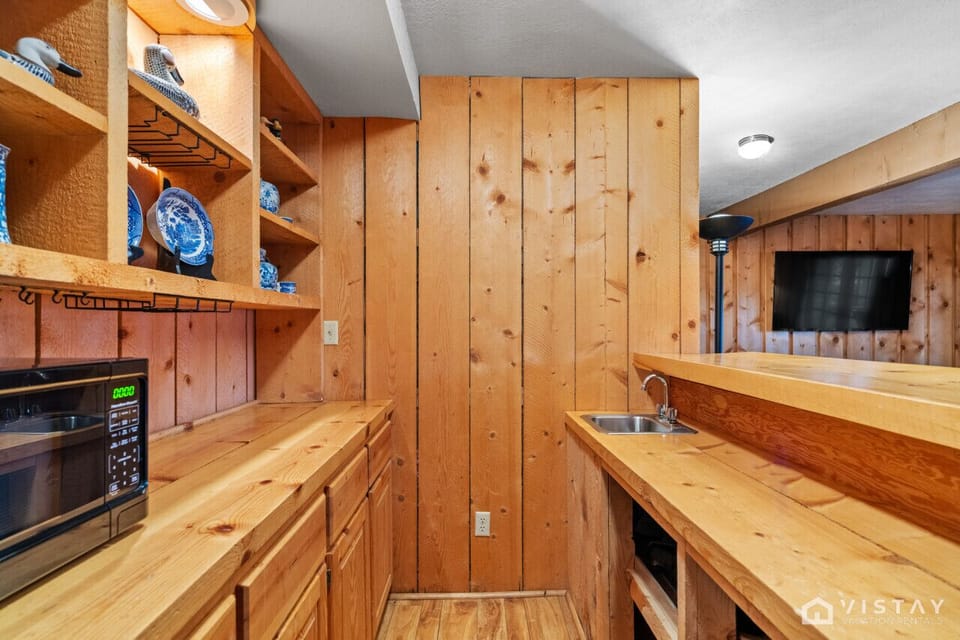 Wet bar area w/ fridge/freezer, microwave, and sink