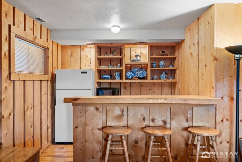 Wet bar area w/ fridge/freezer, microwave, and sink
