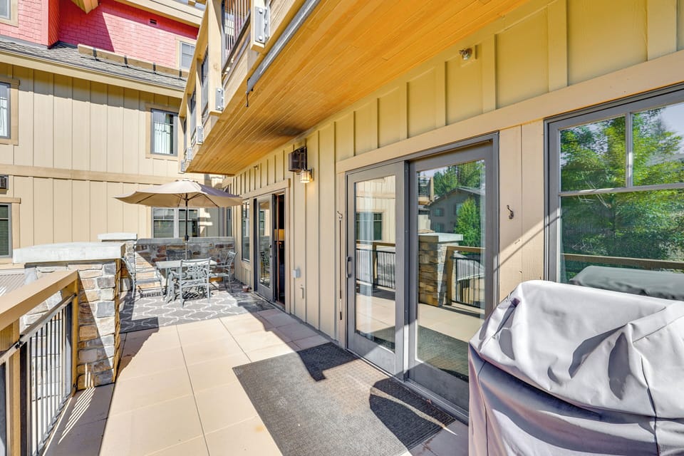 Private Balcony | Gas Grill | Dining Area