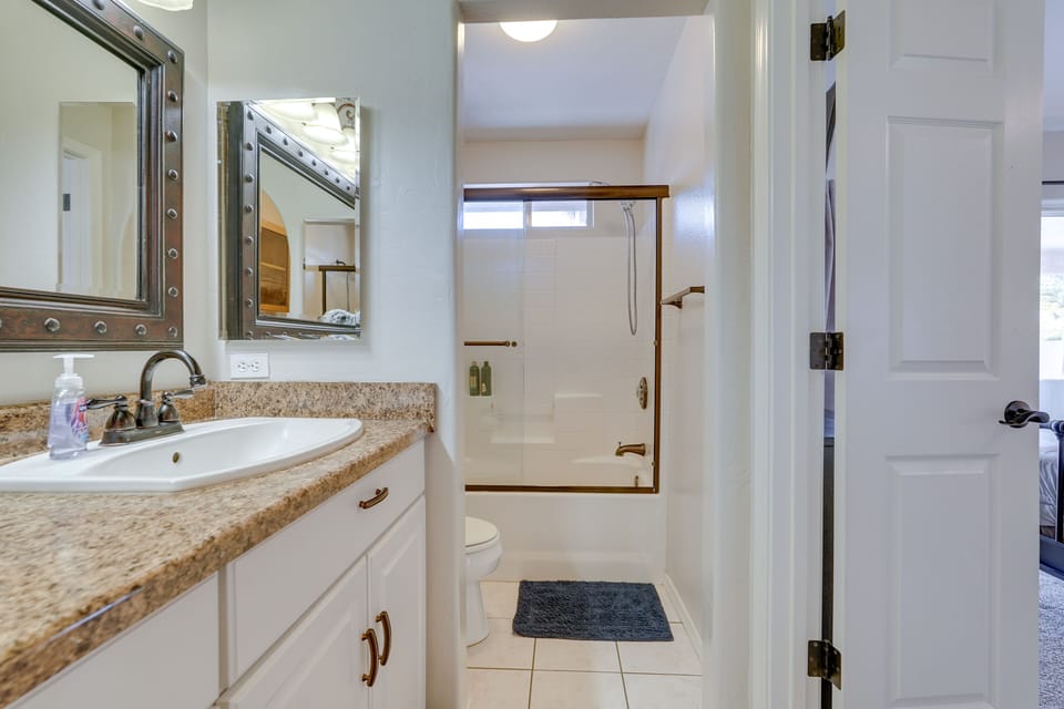 Full Bathroom | Towels Provided | Complimentary Toiletries