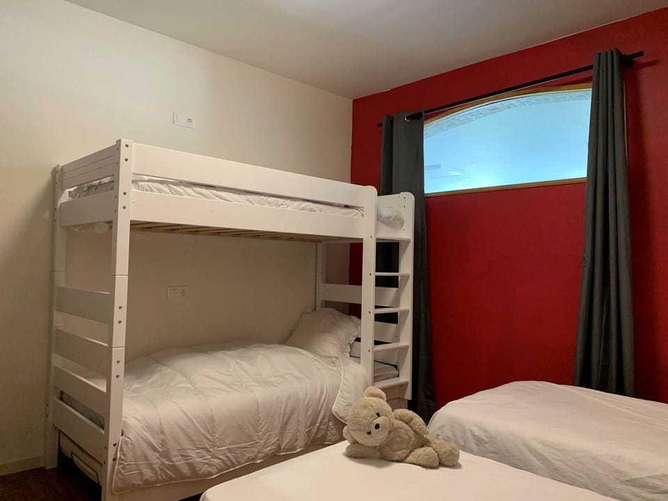 Parfaite pour un séjour en famille ou entre amis dans les Hauts-de-France : une chambre modulable et colorée au Moulin de la Planquette.