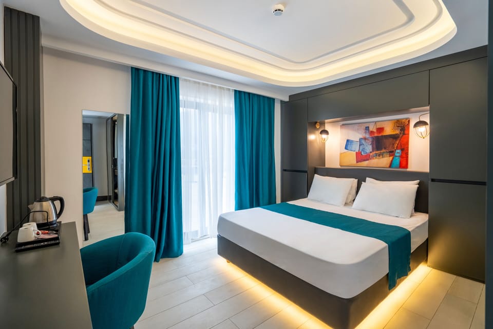 Standard Room, Sea View | Minibar, in-room safe, desk, laptop workspace