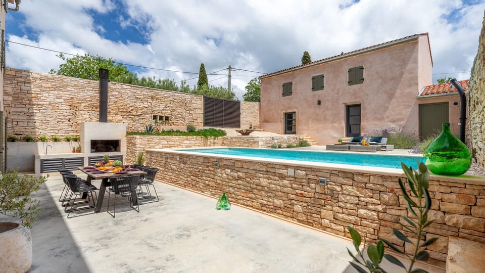 Outdoor Dining Area & Pool