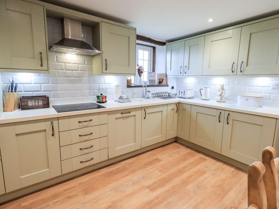 Fridge, microwave, dishwasher, cookware/dishes/utensils