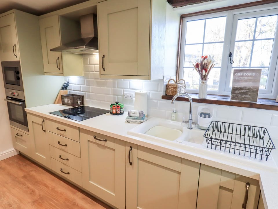 Fridge, microwave, dishwasher, cookware/dishes/utensils