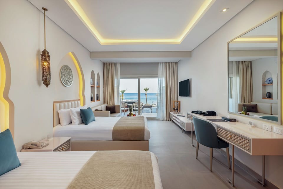 Posh Jacuzzi Suite | Premium bedding, minibar, in-room safe, blackout drapes