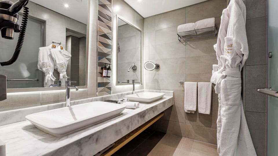 Posh Duplex Jacuzzi Suite | Bathroom | Shower, free toiletries, hair dryer, bathrobes