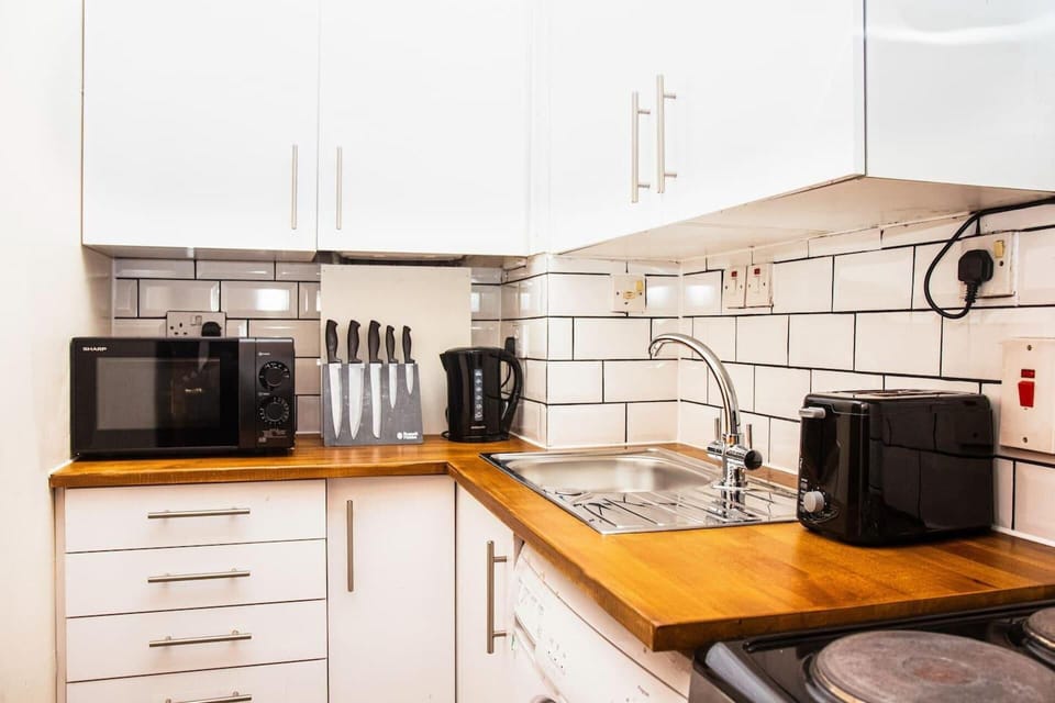 Apartment | Private kitchen | Fridge, microwave, oven, stovetop