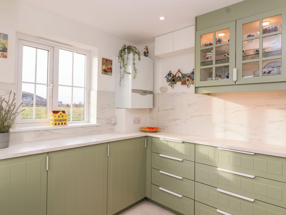 Cottage | Private kitchen | Fridge, dishwasher, electric kettle, toaster