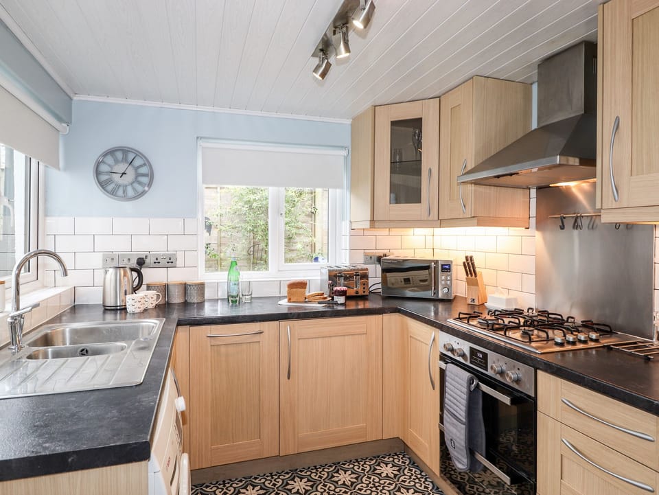 Cottage | Private kitchen | Fridge, microwave, dishwasher, electric kettle