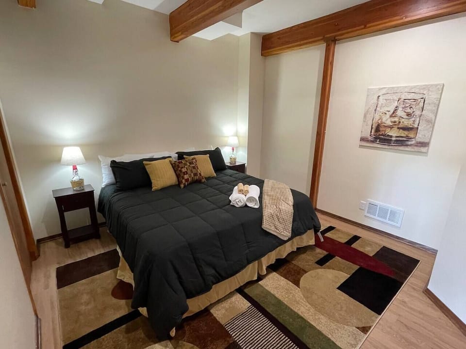 Lower level King bedroom