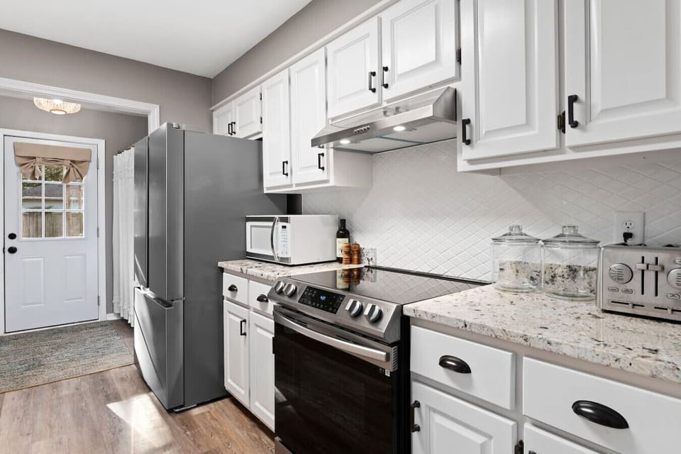 Plenty of cookware and dishes to provide everything you need for preparing meals for 10