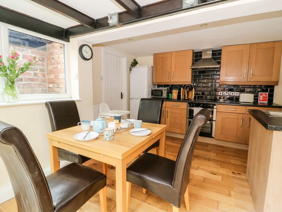 Cottage | Private kitchen | Fridge, dishwasher, electric kettle, toaster
