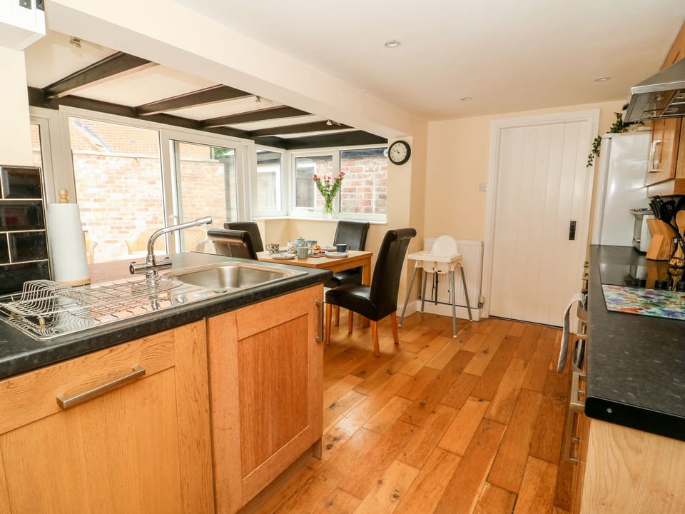 Cottage | Private kitchen | Fridge, dishwasher, electric kettle, toaster