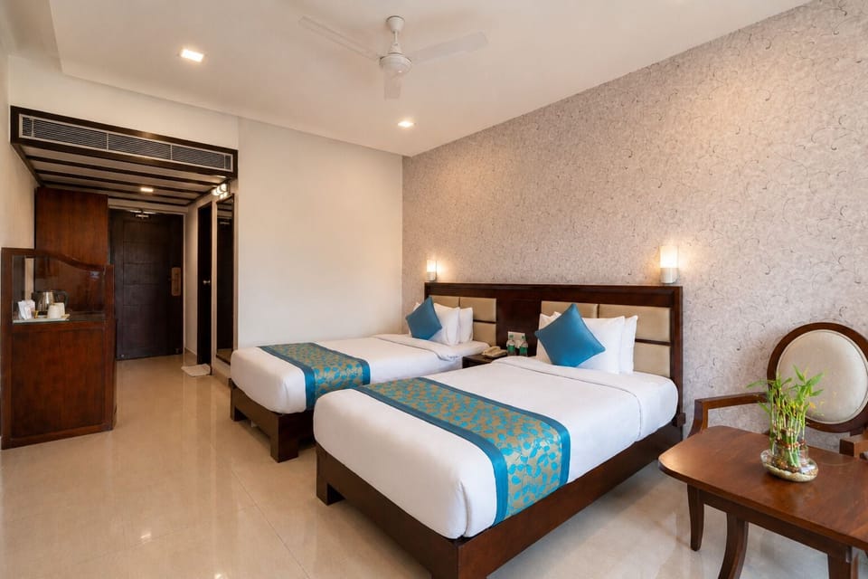 Deluxe Room, 1 Double or 2 Twin Beds | In-room safe, desk, iron/ironing board (on request), WiFi (free)