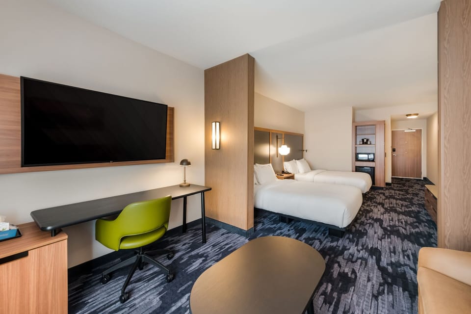 Desk, laptop workspace, WiFi (free), bed sheets