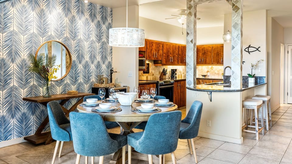 Dining area at Kanaloa at Keauhou 2301