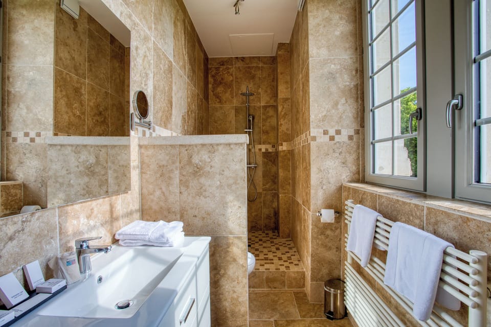 Shower, rainfall showerhead, free toiletries, hair dryer