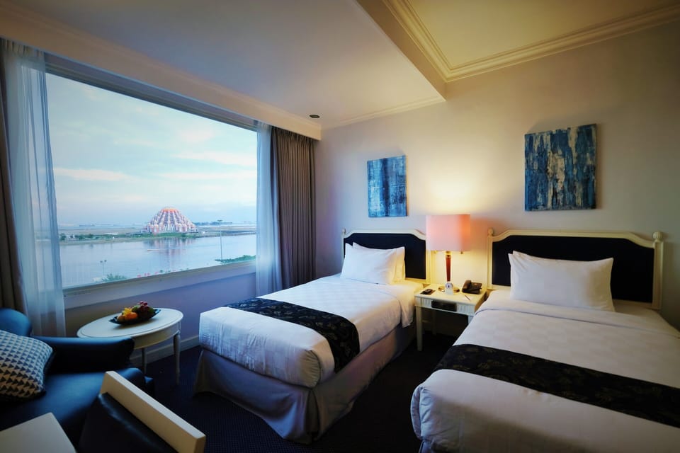 Deluxe Room, Sea View | 1 bedroom, minibar, in-room safe, desk