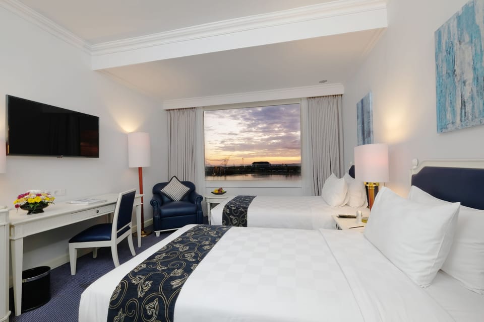 Deluxe Room, Sea View | 1 bedroom, minibar, in-room safe, desk
