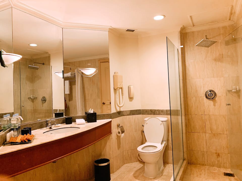 Club Room City View | Bathroom shower