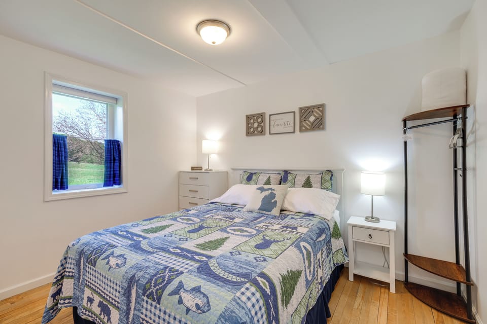 Bedroom 1 | Queen Bed