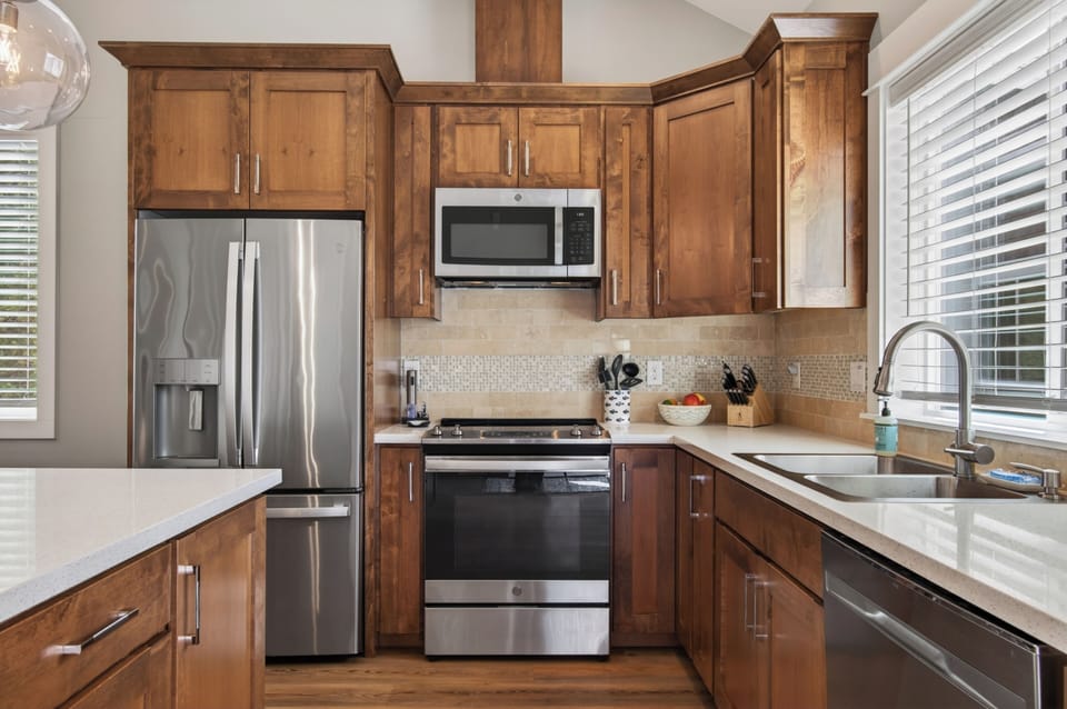 The fully equipped kitchen features everything you need for cooking. 
