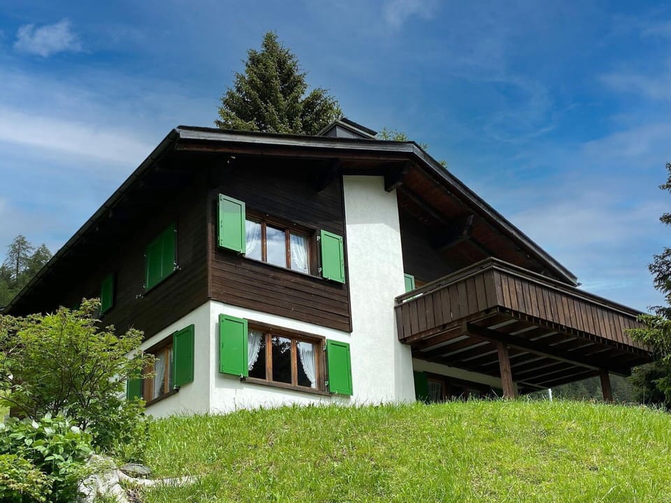 Sky, Cloud, Plant, Building, Window, Tree, Wood, House, Land Lot, Grass