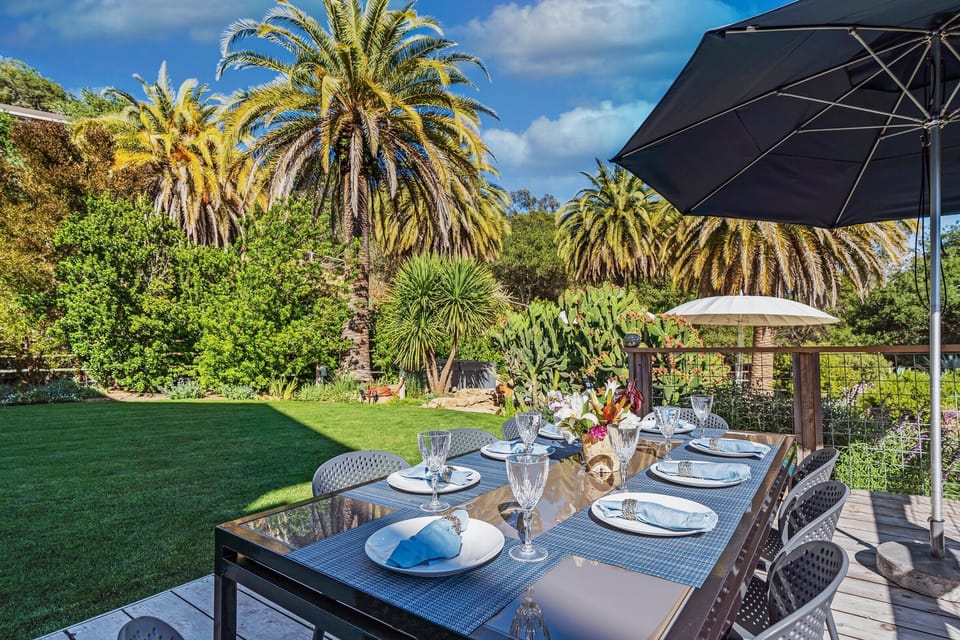 Outdoor dining lawn area