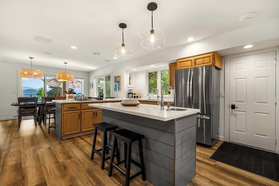 A cook's dream! Plenty of prep space and room to converse with the rest of the group