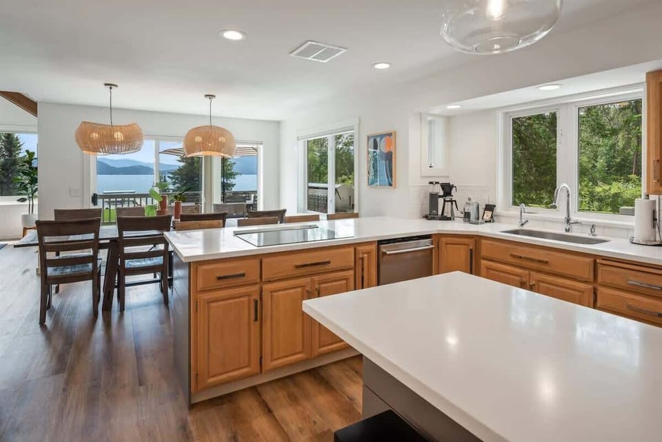A cook's dream! Plenty of prep space and room to converse with the rest of the group
