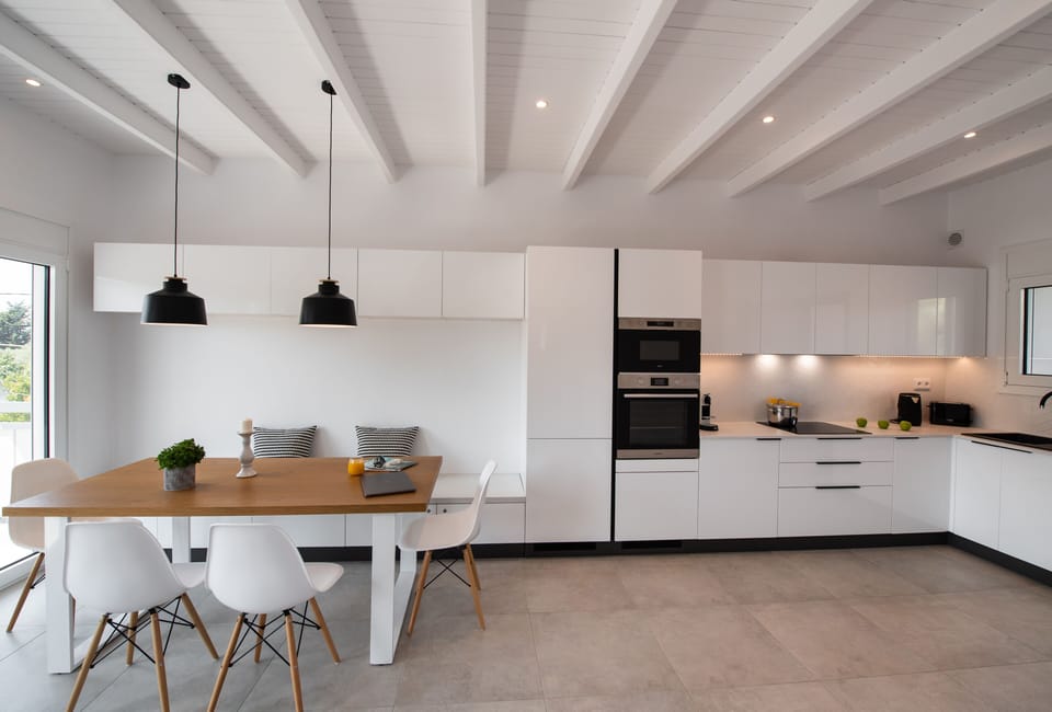 A very functional kitchen and dinning space
