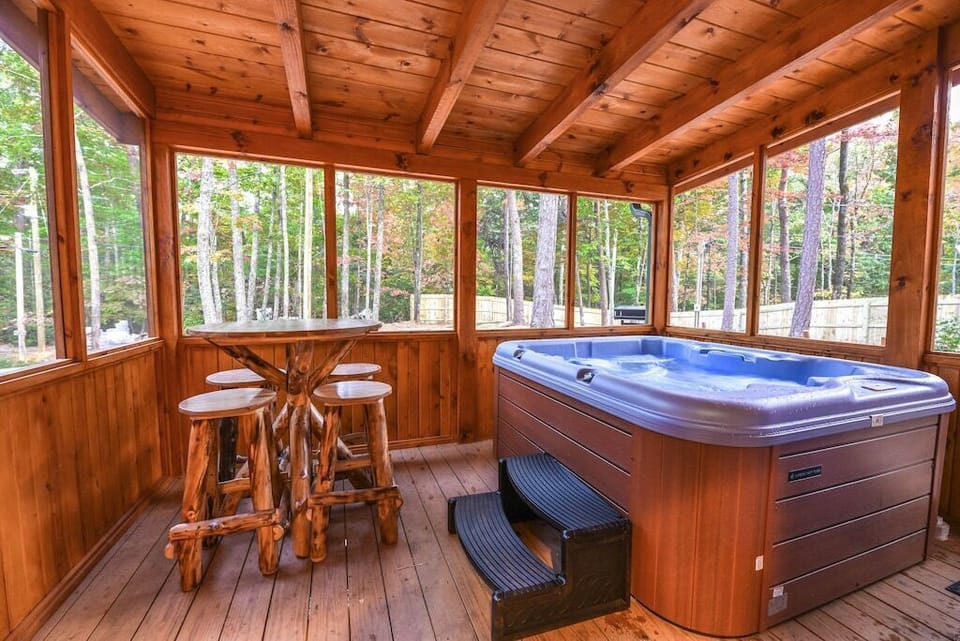 Screened in Porch w/ table, chairs, breakfast bar w/ 3 stools, and hot tub