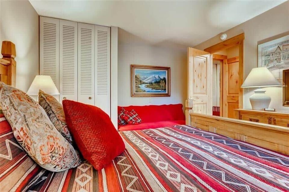 Downstairs bedroom with queen size bed and futon couch