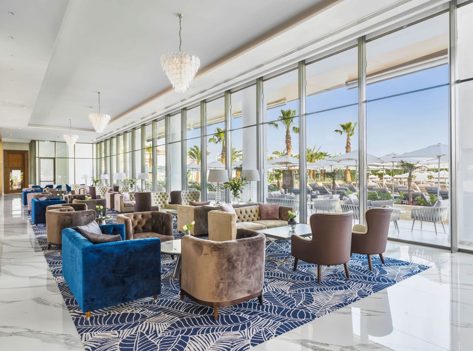 2 bars/lounges, cocktail bar