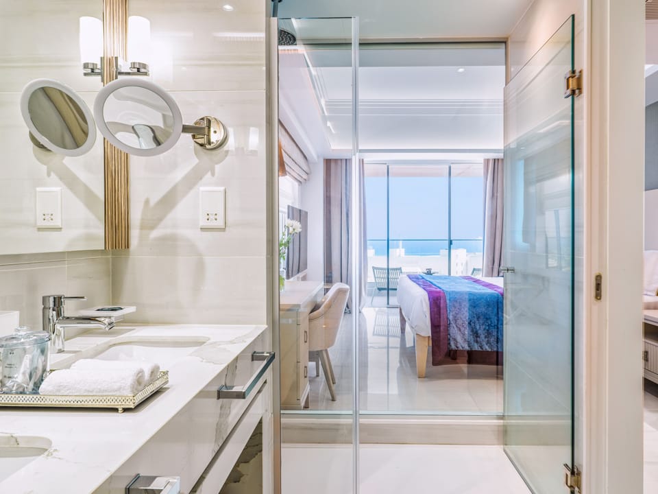 Superior Room, Pool View | Bathroom | Free toiletries, hair dryer, bathrobes, slippers