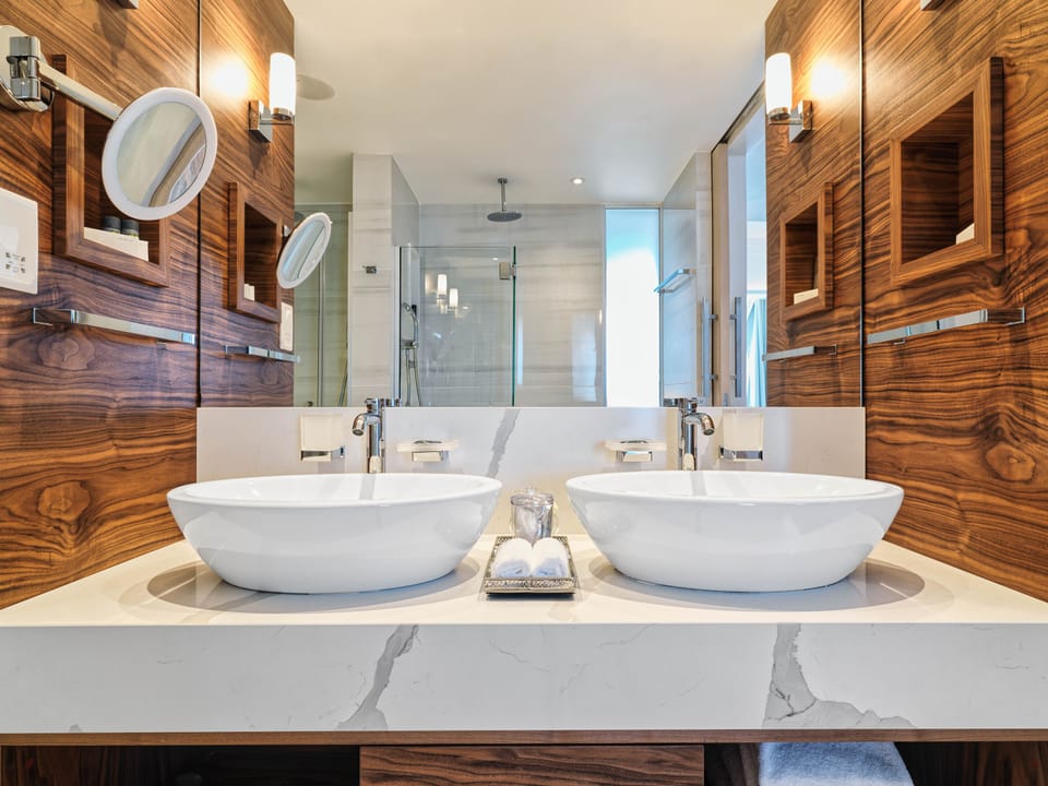 Junior Suite, Pool View | Bathroom | Free toiletries, hair dryer, bathrobes, slippers
