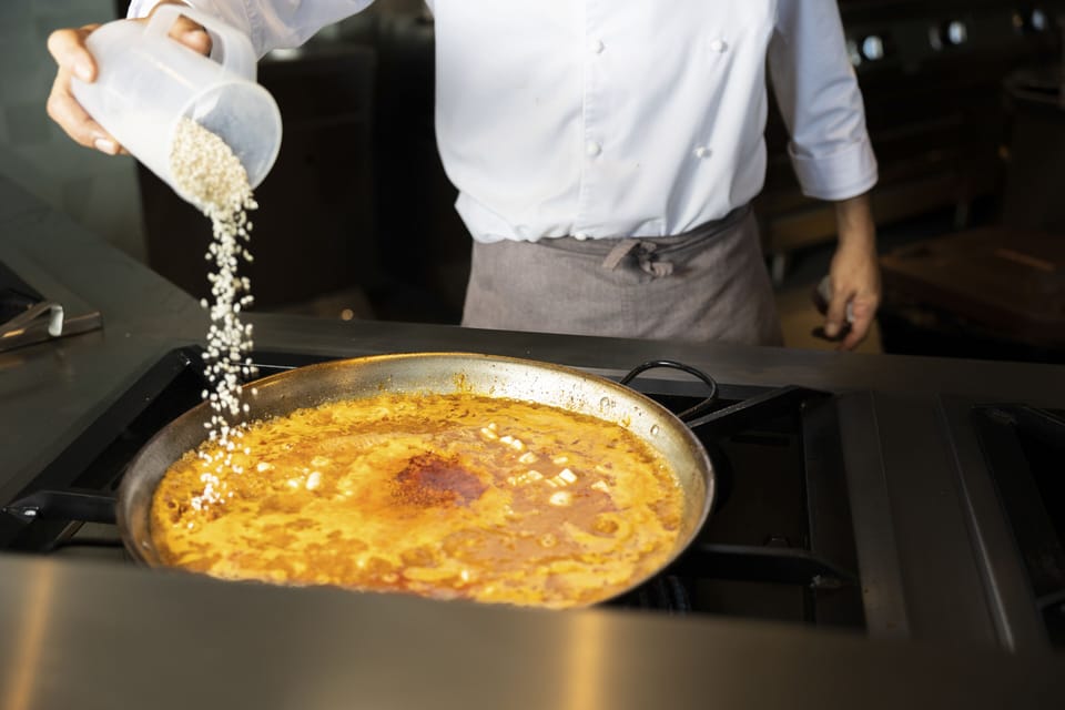 4 restaurants; breakfast, lunch, and dinner served